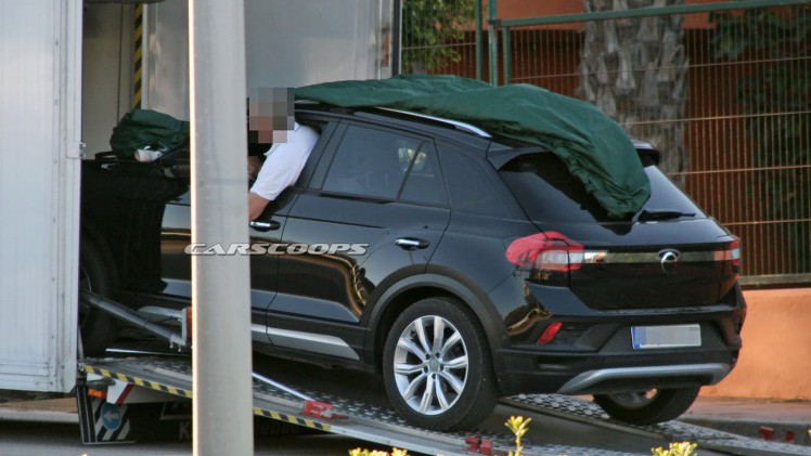 De aanstaande Volkswagen T-Roc is met slechts minieme camouflage gespot. Zo hebben we alvast een beter beeld van de aanstaande compacte SUV.