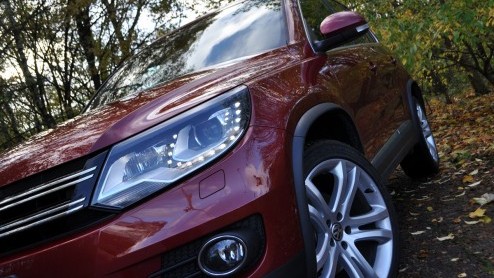 Autotest Volkswagen Tiguan 1.4 TSI DSG. Als antwoord op een veelgehoorde vraag van Nederlandse klanten is de voorwielaangedreven Volkswagen Tiguan 1.4 TSI er voortaan ook met zestraps DSG-automaat.