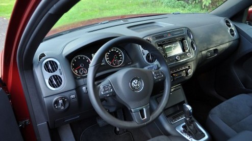 Autotest Volkswagen Tiguan 1.4 TSI DSG. Als antwoord op een veelgehoorde vraag van Nederlandse klanten is de voorwielaangedreven Volkswagen Tiguan 1.4 TSI er voortaan ook met zestraps DSG-automaat.