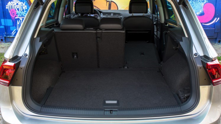 Autotest nieuwe Volkswagen Tiguan 2.0 TDI 150 pk, de nieuwe SUV van Volkswagen op het MQB-platform. Heeft de nieuwe Tiguan nog betere kwaliteiten dan zijn voorganger? AutoVandaag rijdt de eerste km's.