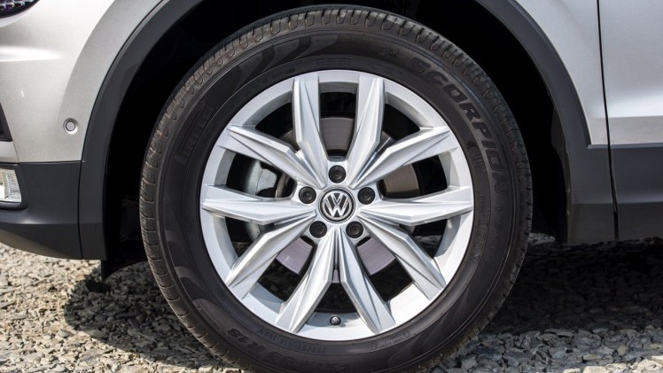 Autotest nieuwe Volkswagen Tiguan 2.0 TDI 150 pk, de nieuwe SUV van Volkswagen op het MQB-platform. Heeft de nieuwe Tiguan nog betere kwaliteiten dan zijn voorganger? AutoVandaag rijdt de eerste km's.