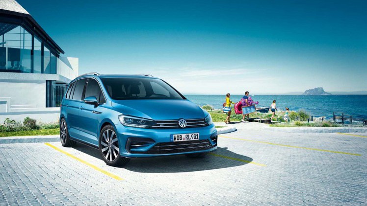 De Volkswagen Touran is nu ook leverbaar met R-Line-pakket.