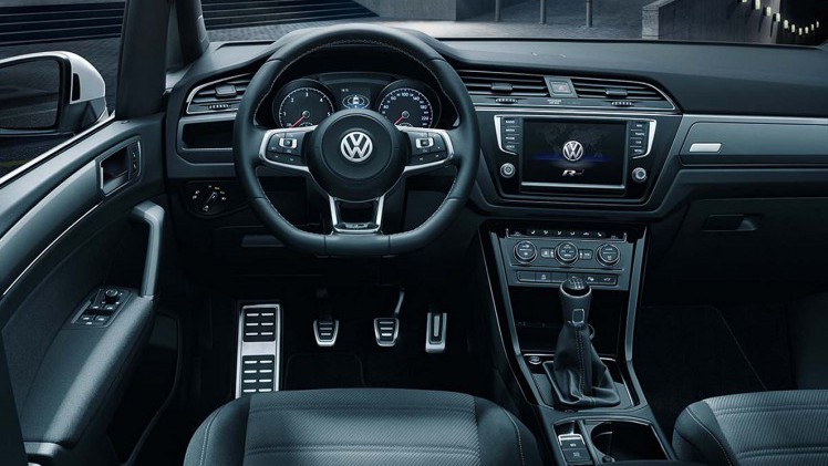 De Volkswagen Touran is nu ook leverbaar met R-Line-pakket.