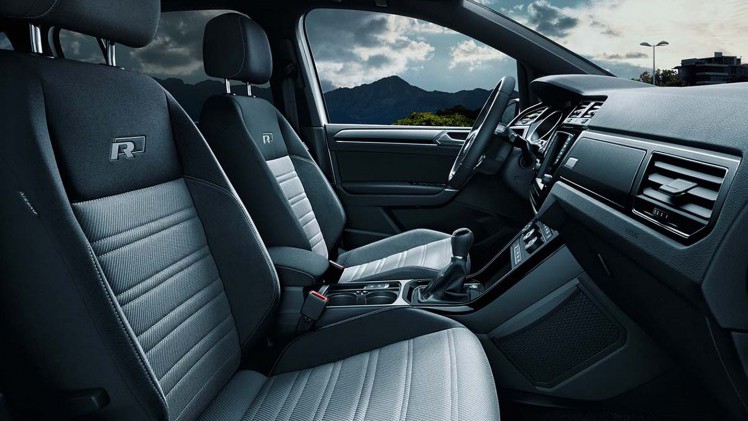 De Volkswagen Touran is nu ook leverbaar met R-Line-pakket.