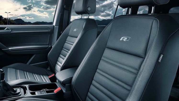 De Volkswagen Touran is nu ook leverbaar met R-Line-pakket.