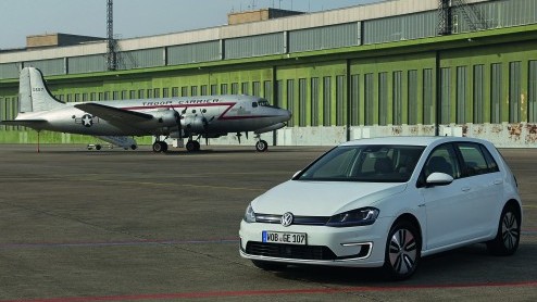 Test Volkswagen e-Golf. VW wil met de e-Golf vooral de mogelijkheden van het modulaire MQB-platform laten zien.