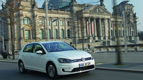 Test Volkswagen e-Golf. VW wil met de e-Golf vooral de mogelijkheden van het modulaire MQB-platform laten zien.