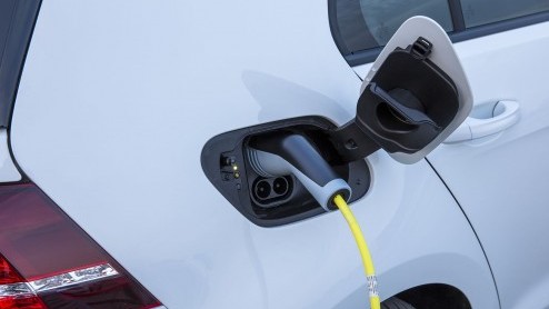 Test Volkswagen e-Golf. VW wil met de e-Golf vooral de mogelijkheden van het modulaire MQB-platform laten zien.