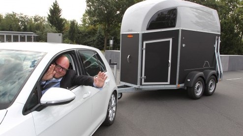Achteruit rijden en inparkeren met een caravan of aanhanger is niet aan iedereen besteed. Volkswagen introduceert in 2014 Trailer Assist, die de taak van de bestuurder bij achteruitrijden overneemt.