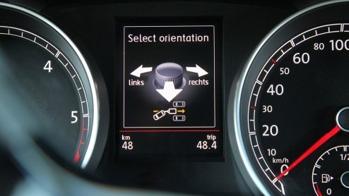 Achteruit rijden en inparkeren met een caravan of aanhanger is niet aan iedereen besteed. Volkswagen introduceert in 2014 Trailer Assist, die de taak van de bestuurder bij achteruitrijden overneemt.