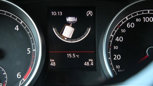 Achteruit rijden en inparkeren met een caravan of aanhanger is niet aan iedereen besteed. Volkswagen introduceert in 2014 Trailer Assist, die de taak van de bestuurder bij achteruitrijden overneemt.