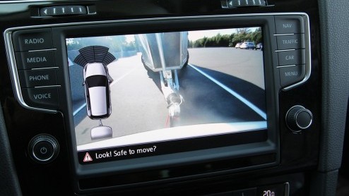 Achteruit rijden en inparkeren met een caravan of aanhanger is niet aan iedereen besteed. Volkswagen introduceert in 2014 Trailer Assist, die de taak van de bestuurder bij achteruitrijden overneemt.