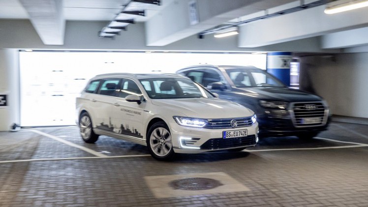 Volkswagen test op de luchthaven met auto's die autonoom parkeren.