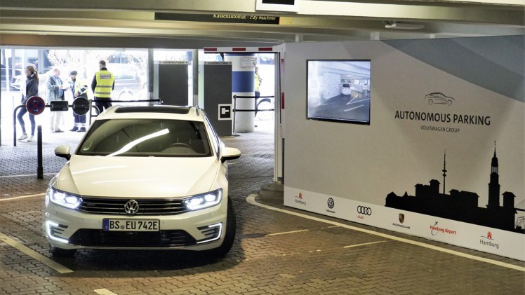 Volkswagen test op de luchthaven met auto's die autonoom parkeren.