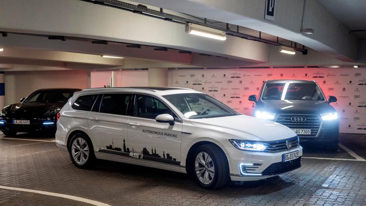 Volkswagen test op de luchthaven met auto's die autonoom parkeren.