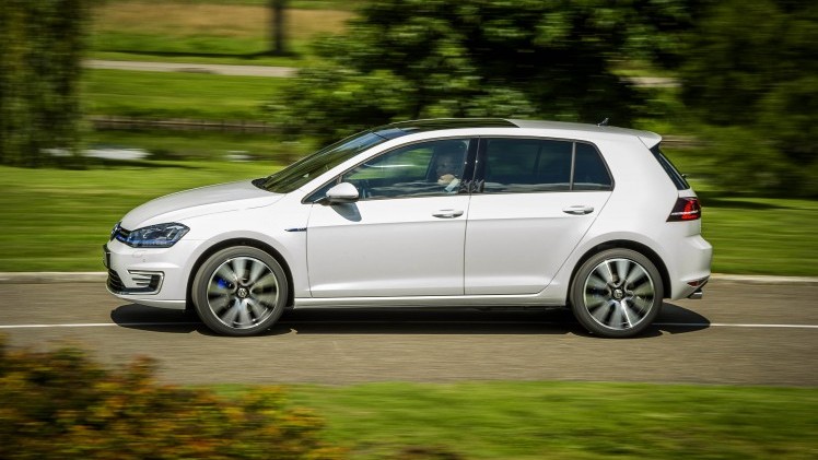 Autoverkopen januari 2015 zijn 8% hoger dan in januari 2014. Volkswagen trapt het jaar aan de leiding af met de hoogste verkopen.