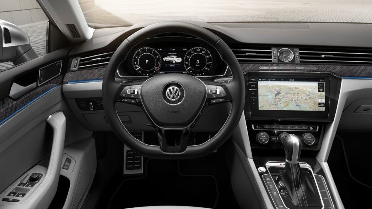 De verkoop van de Volkswagen Arteon is van start gegaan. De auto is er eerst alleen nog als het zakelijke topmodel, de andere uitvoeringen volgen in juni voor prijzen vanaf 40.000 euro.