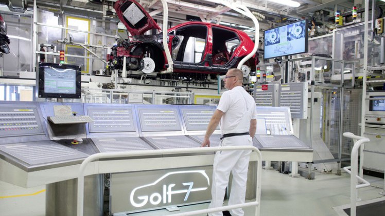 Volkswagen legt de productie van de Golf tijdelijk stil vanwege een juridisch conflict met twee toeleveranciers.