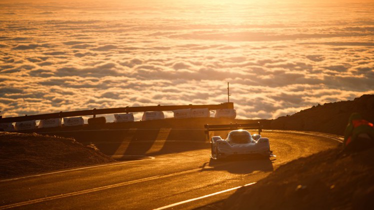 Met een in 250 dagen ontwikkelde elektrische auto zette Volkswagen een record op Pikes Peak
