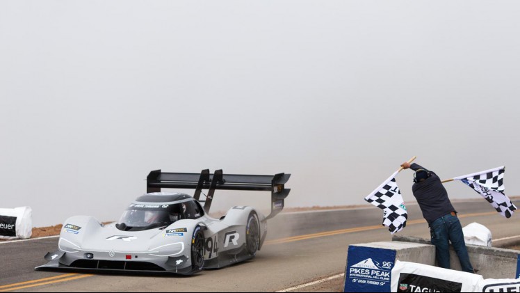 Met een in 250 dagen ontwikkelde elektrische auto zette Volkswagen een record op Pikes Peak