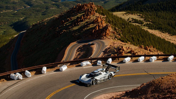 Met een in 250 dagen ontwikkelde elektrische auto zette Volkswagen een record op Pikes Peak