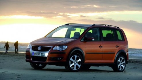 Na de uitermate zinvolle CrossPolo, CrossGolf en CrossGolf Plus komt Volkswagen nu gelukkig ook met de CrossTouran.