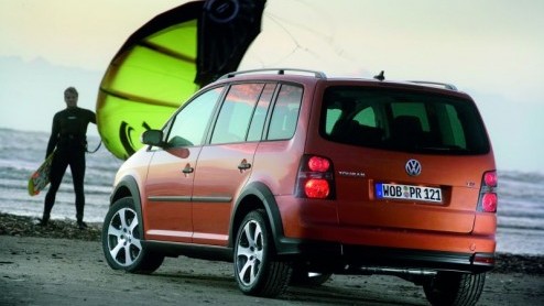 Na de uitermate zinvolle CrossPolo, CrossGolf en CrossGolf Plus komt Volkswagen nu gelukkig ook met de CrossTouran.