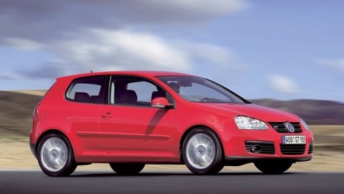 Volkswagen was n van de eerste Europese automerken met directe benzine-inspuiting. En kwam er dus ook als van de eersten achter dat die techniek pas echt prettig werkt met drukvulling. In de nieuwe
