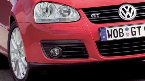 Volkswagen was n van de eerste Europese automerken met directe benzine-inspuiting. En kwam er dus ook als van de eersten achter dat die techniek pas echt prettig werkt met drukvulling. In de nieuwe