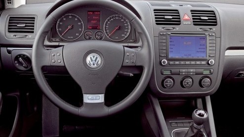 Volkswagen was n van de eerste Europese automerken met directe benzine-inspuiting. En kwam er dus ook als van de eersten achter dat die techniek pas echt prettig werkt met drukvulling. In de nieuwe