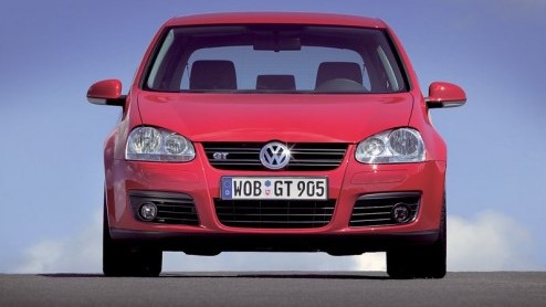 Volkswagen was n van de eerste Europese automerken met directe benzine-inspuiting. En kwam er dus ook als van de eersten achter dat die techniek pas echt prettig werkt met drukvulling. In de nieuwe