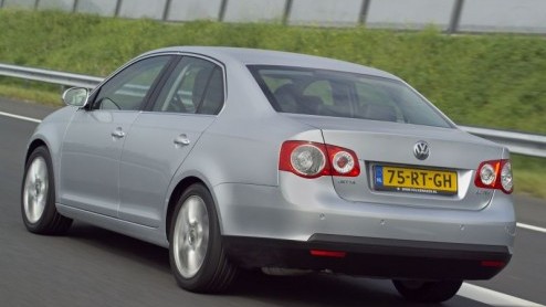 Je kon er de klok op gelijk zetten natuurlijk, maar ook de Jetta heeft nu de bekende 1,4 TSI motoren gekregen. Uiteraard gaat dit gepaard met de 2,0 TDI met 170 pk. Net als in de Golf en de Touran ind