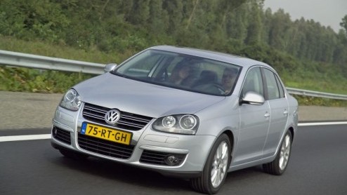Je kon er de klok op gelijk zetten natuurlijk, maar ook de Jetta heeft nu de bekende 1,4 TSI motoren gekregen. Uiteraard gaat dit gepaard met de 2,0 TDI met 170 pk. Net als in de Golf en de Touran ind