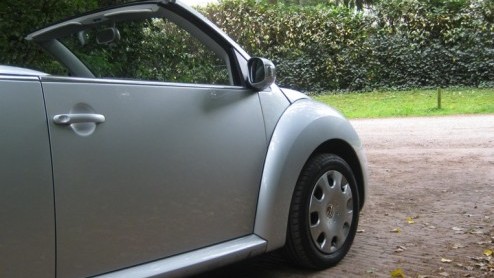 Er is er n jarig, hoera, hoera, dat kun je wel zien... Je zult misschien vreemd opkijken, maar de New Beetle is toch echt aan de beurt. Deze 'nieuwe Kever' van Volkswagen bestaat nu 10 jaar en dat v