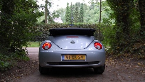 Er is er n jarig, hoera, hoera, dat kun je wel zien... Je zult misschien vreemd opkijken, maar de New Beetle is toch echt aan de beurt. Deze 'nieuwe Kever' van Volkswagen bestaat nu 10 jaar en dat v
