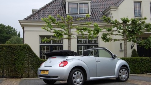 Er is er n jarig, hoera, hoera, dat kun je wel zien... Je zult misschien vreemd opkijken, maar de New Beetle is toch echt aan de beurt. Deze 'nieuwe Kever' van Volkswagen bestaat nu 10 jaar en dat v