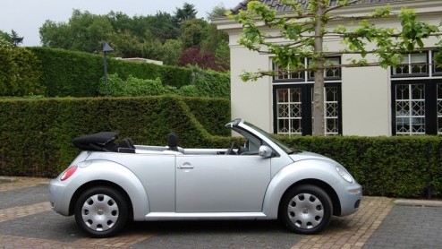 Er is er n jarig, hoera, hoera, dat kun je wel zien... Je zult misschien vreemd opkijken, maar de New Beetle is toch echt aan de beurt. Deze 'nieuwe Kever' van Volkswagen bestaat nu 10 jaar en dat v