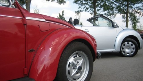 Er is er n jarig, hoera, hoera, dat kun je wel zien... Je zult misschien vreemd opkijken, maar de New Beetle is toch echt aan de beurt. Deze 'nieuwe Kever' van Volkswagen bestaat nu 10 jaar en dat v