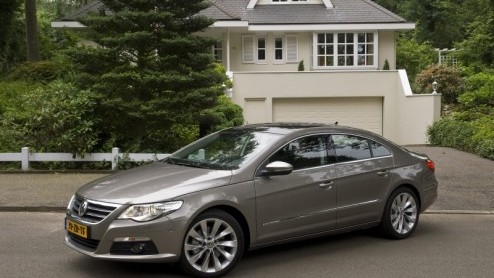 Kinderen uit huis, een goede baan, twee Passats versleten en op zoek naar meer. Wat nu? Sinds kort heeft Volkswagen het antwoord op dit luxeprobleem; de Passat CC. Niet zomaar een coup, maar een Com