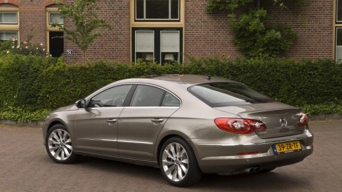Kinderen uit huis, een goede baan, twee Passats versleten en op zoek naar meer. Wat nu? Sinds kort heeft Volkswagen het antwoord op dit luxeprobleem; de Passat CC. Niet zomaar een coup, maar een Com