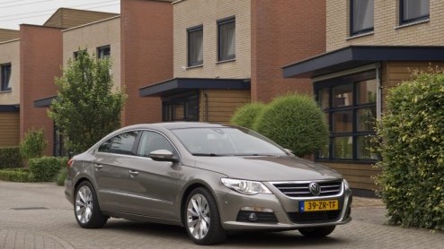 Kinderen uit huis, een goede baan, twee Passats versleten en op zoek naar meer. Wat nu? Sinds kort heeft Volkswagen het antwoord op dit luxeprobleem; de Passat CC. Niet zomaar een coup, maar een Com