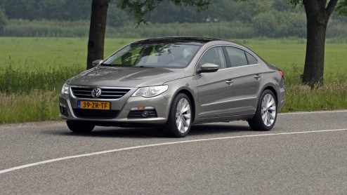 Kinderen uit huis, een goede baan, twee Passats versleten en op zoek naar meer. Wat nu? Sinds kort heeft Volkswagen het antwoord op dit luxeprobleem; de Passat CC. Niet zomaar een coup, maar een Com