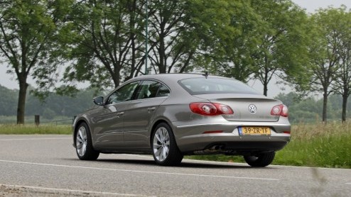 Kinderen uit huis, een goede baan, twee Passats versleten en op zoek naar meer. Wat nu? Sinds kort heeft Volkswagen het antwoord op dit luxeprobleem; de Passat CC. Niet zomaar een coup, maar een Com