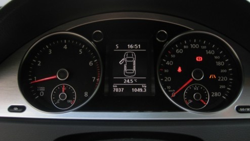 Kinderen uit huis, een goede baan, twee Passats versleten en op zoek naar meer. Wat nu? Sinds kort heeft Volkswagen het antwoord op dit luxeprobleem; de Passat CC. Niet zomaar een coup, maar een Com