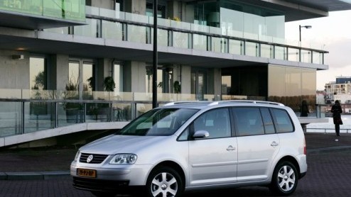 Voor de zakelijke rijder die in het weekend ook nog eens snel met zijn familie naar bijvoorbeeld de dierentuin wil, heeft Volkswagen nu de 170 pk sterke TDI in de Touran gestopt.