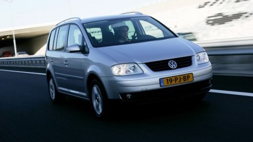 Voor de zakelijke rijder die in het weekend ook nog eens snel met zijn familie naar bijvoorbeeld de dierentuin wil, heeft Volkswagen nu de 170 pk sterke TDI in de Touran gestopt.