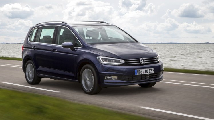 Autotest nieuwe Volkswagen Touran 1.4 TSI en 1.6 TDI. Na 12 jaar is het tijd voor een nieuwe generatie Touran, de MPV is groter, ruimer, zuiniger en rijdt beter.