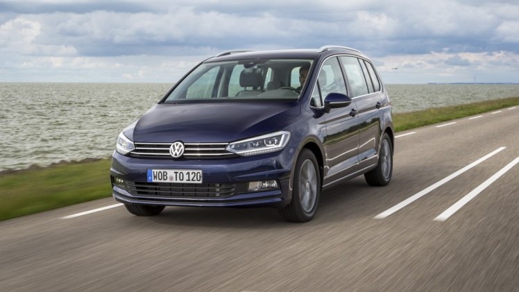 Autotest nieuwe Volkswagen Touran 1.4 TSI en 1.6 TDI. Na 12 jaar is het tijd voor een nieuwe generatie Touran, de MPV is groter, ruimer, zuiniger en rijdt beter.