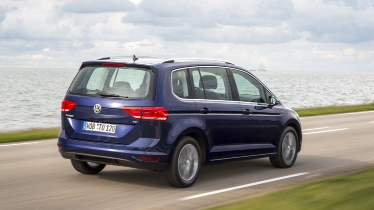 Autotest nieuwe Volkswagen Touran 1.4 TSI en 1.6 TDI. Na 12 jaar is het tijd voor een nieuwe generatie Touran, de MPV is groter, ruimer, zuiniger en rijdt beter.