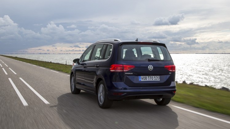 Autotest nieuwe Volkswagen Touran 1.4 TSI en 1.6 TDI. Na 12 jaar is het tijd voor een nieuwe generatie Touran, de MPV is groter, ruimer, zuiniger en rijdt beter.